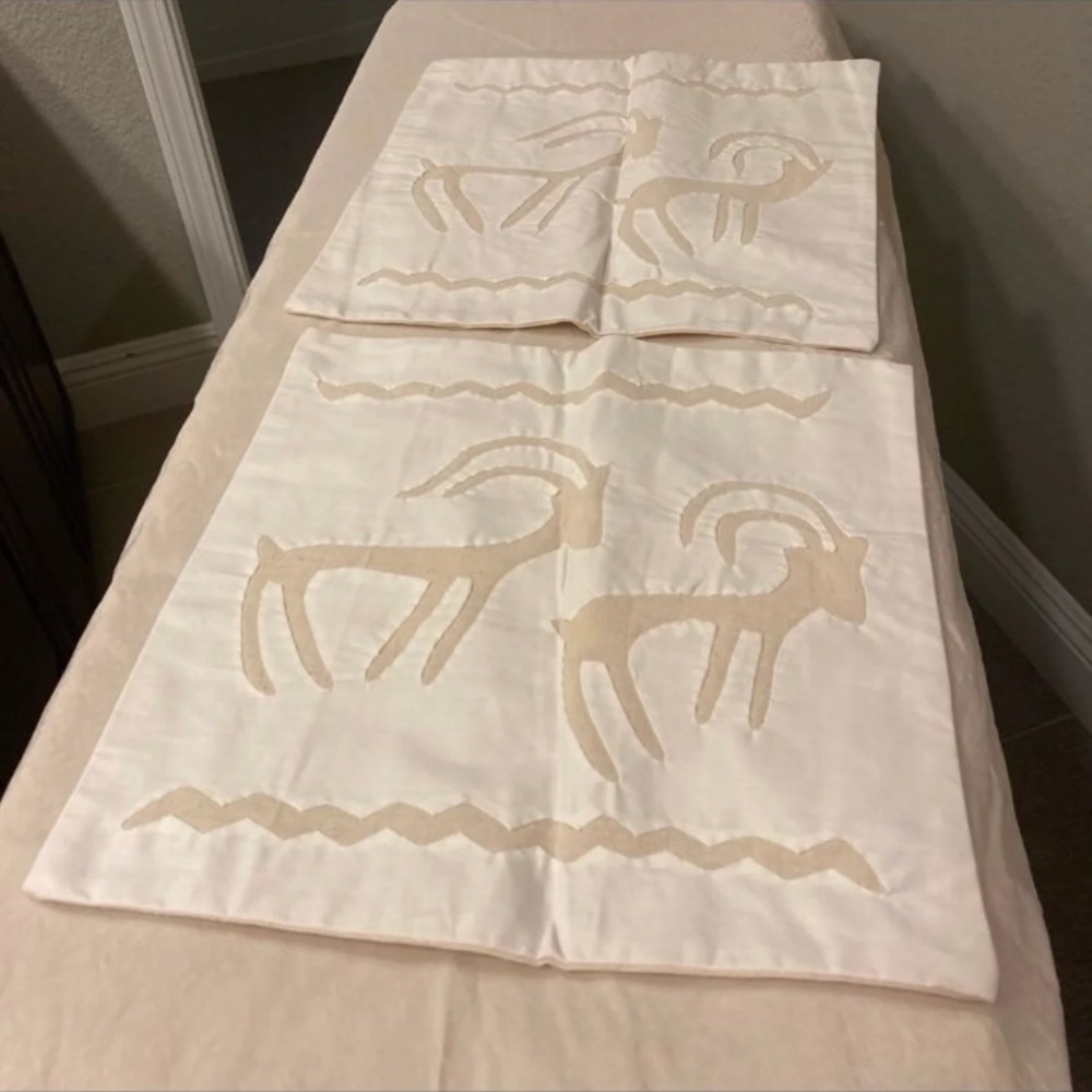 NWOT CUSHION COVER PAIR. COTTON. BEAUTIFUL